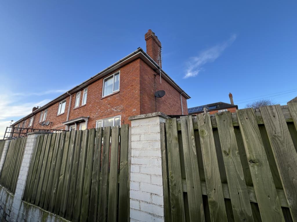 Lot: 163 - PROPERTY WITH GARDEN AND PLANNING PERMISSION FOR A FURTHER DWELLING - Property from the pedestrian path at front